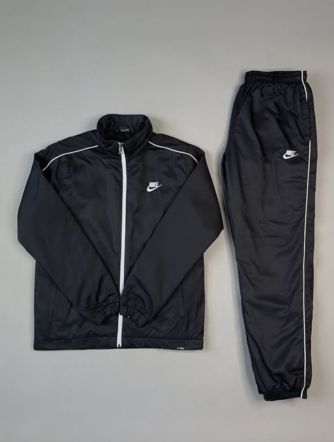 Conjunto esportivo preto