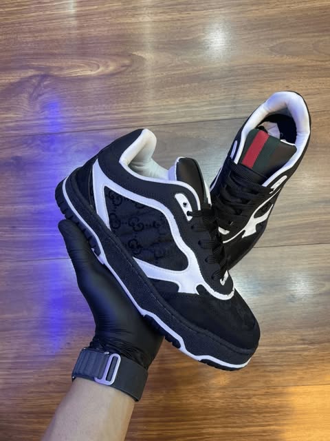 Sneaker Contrast